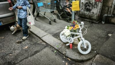Copertina di Una “ghost bike” sul luogo dell’investimento del bimbo di 7 anni mentre andava a scuola in bici a Torino