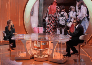 Bruno Vespa intervista Giorgia Meloni con un occhio gonfio e un braccio fasciato: “Sono caduto stamani, mi hanno operato al Gemelli”. La premier: “Avevo proposto di rinviare”