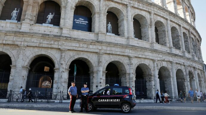 Copertina di Cade da impalcatura durante i lavori al Colosseo: morto operaio 22enne. Cgil: "Vergogna, il parco è rimasto aperto". Dopo la polemica, il ministro Giuli chiude tutto