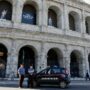 Copertina di Cade da impalcatura durante i lavori al Colosseo: morto operaio 22enne. Cgil: “Vergogna, il parco è rimasto aperto”. Dopo la polemica, il ministro Giuli chiude tutto