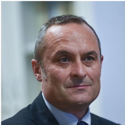 Copertina di Scontro aperto in maggioranza sul sequestro degli smartphone: il governo fa melina, Forza Italia minaccia lo strappo