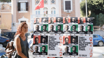 Copertina di Global Sumud Flotilla, presidio a Roma per i quattro attivisti detenuti a Tunisi: “Condizioni sono sempre più gravi. Temiamo per la loro vita”