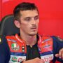 Copertina di “Ho molto dolore, ho provato a evitarlo ma mi è arrivato sul petto”: paura per Luca Marini, colpito da un pezzo di moto a oltre 200 km/h
