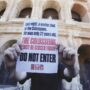 Copertina di Operaio morto al Colosseo, che resta aperto: Giuli in tilt