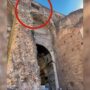 Copertina di Operaio morto al Colosseo, l’ipotesi dei pm: fune legata male