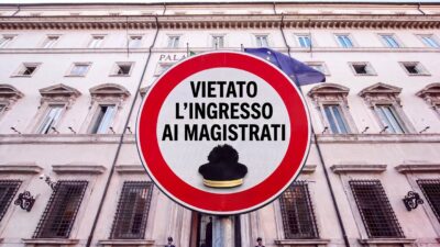 Copertina di “Lo scudo anche ai ministri non parlamentari”: l’ultima trovata della destra sul caso Mps