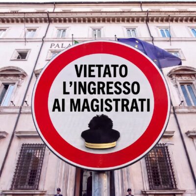 Copertina di “Lo scudo anche ai ministri non parlamentari”: l’ultima trovata della destra sul caso Mps