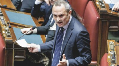 Copertina di Lega e FI litigano sul sequestro dei telefoni: slitta ancora la stretta