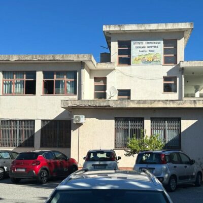 Copertina di Un piano su Telegram per aggredire una professoressa: 14enne fermato prima dell’attacco a Lamezia Terme