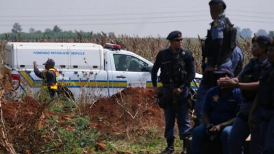 Copertina di Strage in Sudafrica: uomini armati entrano in una casa a Durban durante una festa. Undici morti