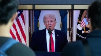 Copertina di “Gli Usa non possono avere una tv di Stato”: le polemiche contro “Trump tv”, il canale in streaming del tycoon
