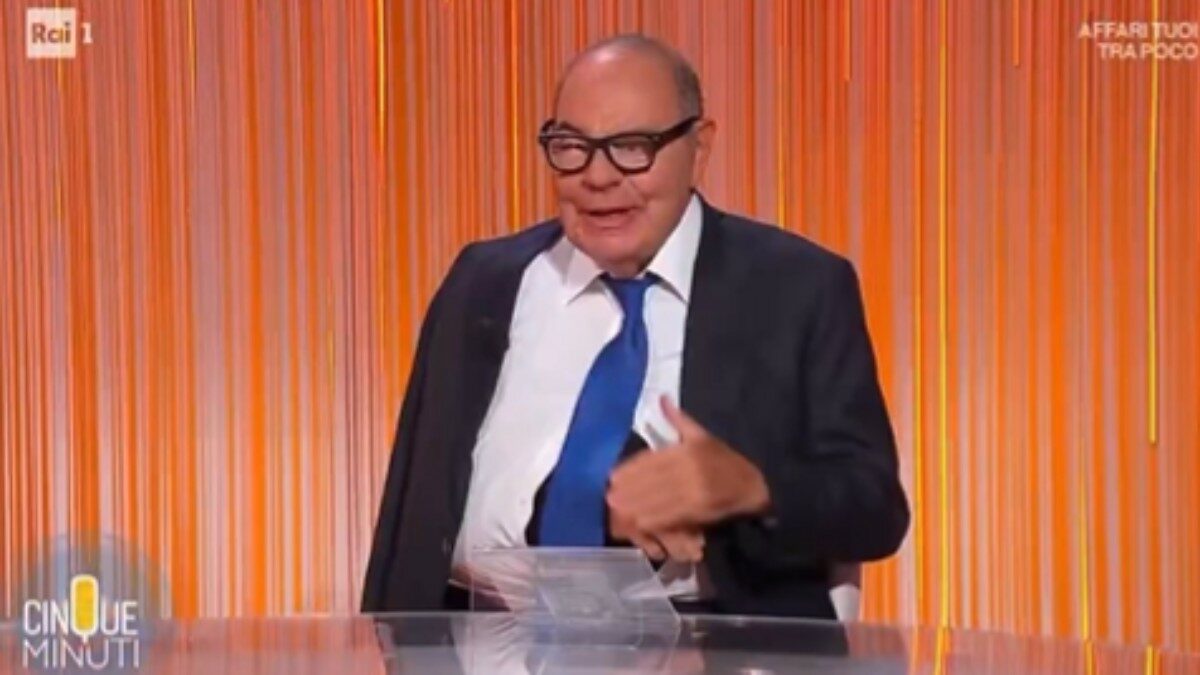 Bruno Vespa intervista Giorgia Meloni con un occhio gonfio e un braccio fasciato: “Sono caduto stamani, mi hanno operato al Gemelli”. La premier: “Avevo proposto di rinviare”