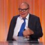 Copertina di Vespa intervista Meloni con un occhio gonfio e un braccio fasciato: “Sono caduto stamani, mi hanno operato al Gemelli” 
