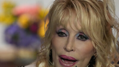 Copertina di “Tutti devono preoccuparsi di quello che potrei fare”: le minacce del nipote di Dolly Parton e l’ordinanza restrittiva richiesta dal manager della cantante nei suoi confronti