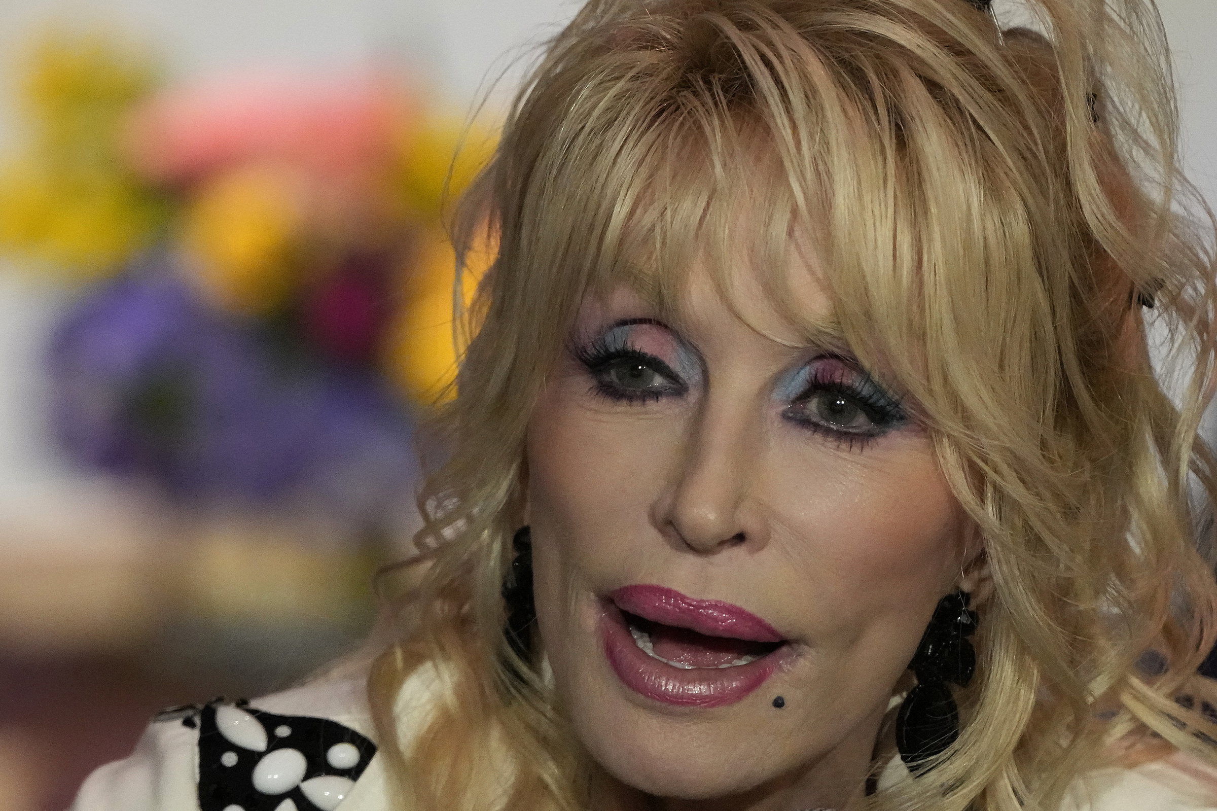 “Tutti devono preoccuparsi di quello che potrei fare”: le minacce del nipote di Dolly Parton e l’ordinanza restrittiva richiesta dal manager della cantante nei suoi confronti