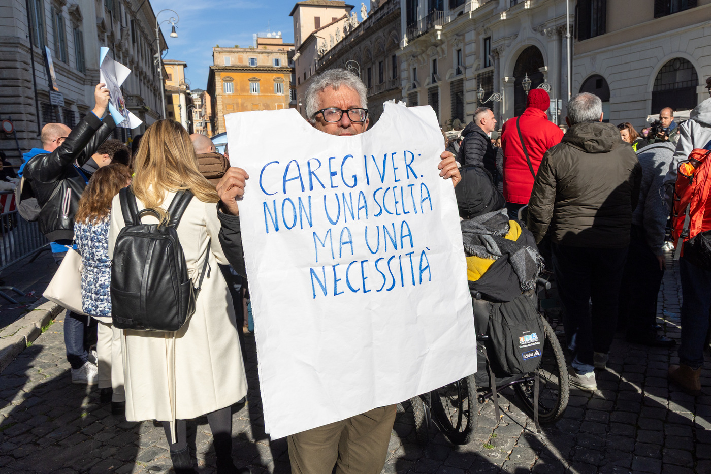 Ddl Caregiver, aumenta la platea di chi può ricevere aiuti ma i fondi restano gli stessi. Le associazioni: “Siamo oltre la beffa”