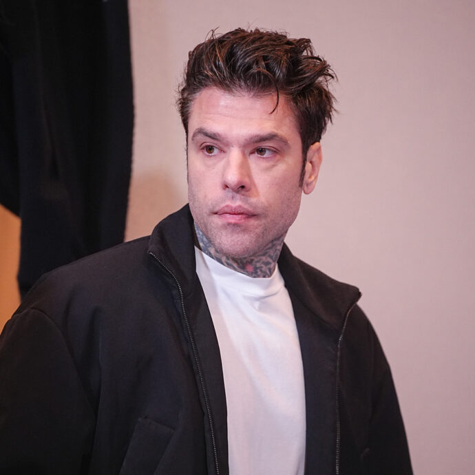 Fedez contro i rapper “rivoluzionari” (Marracash in testa): “Bravi ragazzi rompete l’ingranaggio, ma alla fine della giornata il vostro rapper preferito tornerà in prima fila alle sfilate di Louis Vuitton”