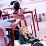 Copertina di Tetto agli stranieri a scuola, il decreto divide genitori e docenti: “Operazione mediatica discriminatoria”, “Tutela la qualità dell’insegnamento”