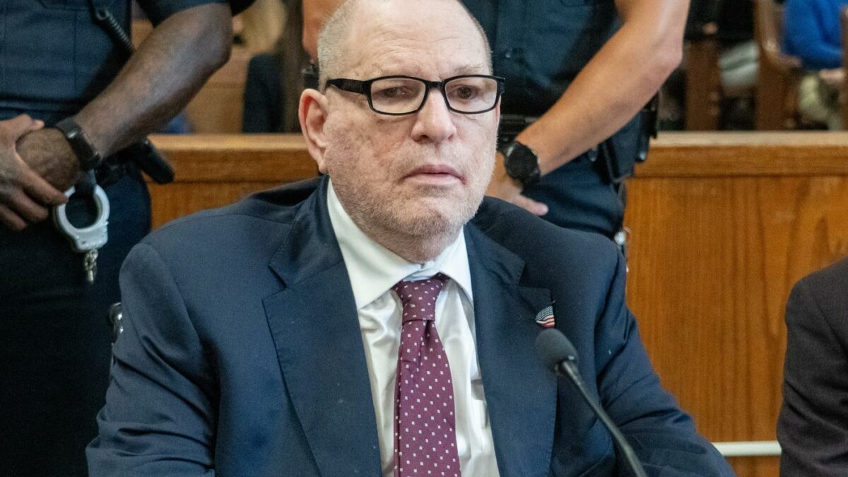 “Avevi tutto. La tua eredità avrebbe potuto essere suggellata dalla grandezza. Ma hai buttato via tutto aggredendo la tua ex assistente”: Weinstein condannato a 15 anni di carcere