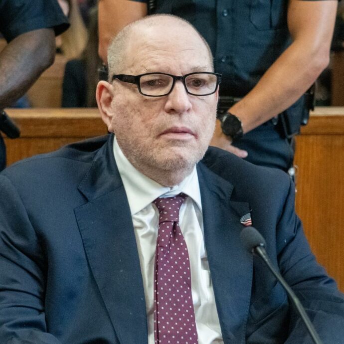 “Avevi tutto. La tua eredità avrebbe potuto essere suggellata dalla grandezza. Ma hai buttato via tutto aggredendo la tua ex assistente”: Weinstein condannato a 15 anni di carcere