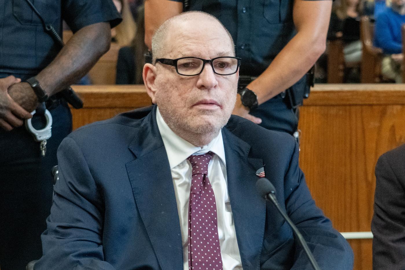 “Avevi tutto. La tua eredità avrebbe potuto essere suggellata dalla grandezza. Ma hai buttato via tutto aggredendo la tua ex assistente”: Weinstein condannato a 15 anni di carcere