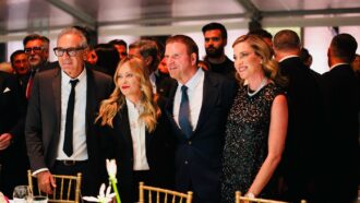 Copertina di Giorgia Meloni diserta l’assemblea Onu e va alla cena di gala tra i vertici del lusso alla Milano Fashion Week. “Ecco le sue priorità”