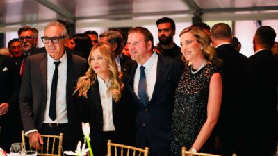 Copertina di Giorgia Meloni diserta l’assemblea Onu e va alla cena di gala tra i vertici del lusso alla Milano Fashion Week. “Ecco le sue priorità”