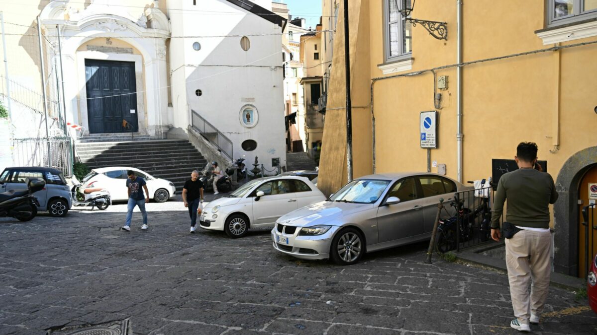 ragazza di 20 anni accoltellata alle spalle da uno sconosciuto in centro a salerno 232 caccia all8217aggressore da Ilfattoquotidiano.it ragazza di 20 anni accoltellata alle spalle da uno sconosciuto in centro a salerno 232 caccia all8217aggressore
