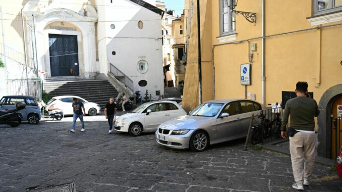 Ragazza di 20 anni accoltellata alle spalle da uno sconosciuto in centro a Salerno: è caccia all’aggressore