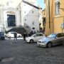 Copertina di Ragazza di 20 anni accoltellata alle spalle da uno sconosciuto in centro a Salerno: è caccia all’aggressore