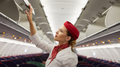 Copertina di “Mai in bagno in calzini e niente sedili vicino alla toilette. Non si sa mai accanto a chi si finirà quando si sceglie il posto in aereo ma ci sono dei trucchi”: il decalogo dell’ex assistente di volo