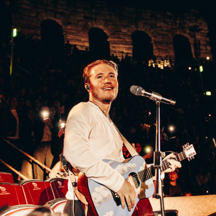 “Io a Sanremo? Bisogna chiederlo a un signore napoletano. Ma se ci sarà Olivia Rodrigo, un modo per infilarmi lo trovo. Il vero superpotere è la speranza”: Alfa fa festa con il papà all’Arena di Verona