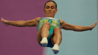 Copertina di A 51 anni è ancora in finale al volteggio: la prestazione da leggenda della ginnasta Oksana Chusovitina | Video