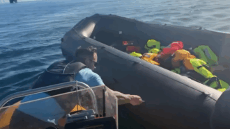 Copertina di Squarcia il gommone per il salvataggio dei migranti in diretta su YouTube: arrestato l’attivista di estrema destra Danny Tommo