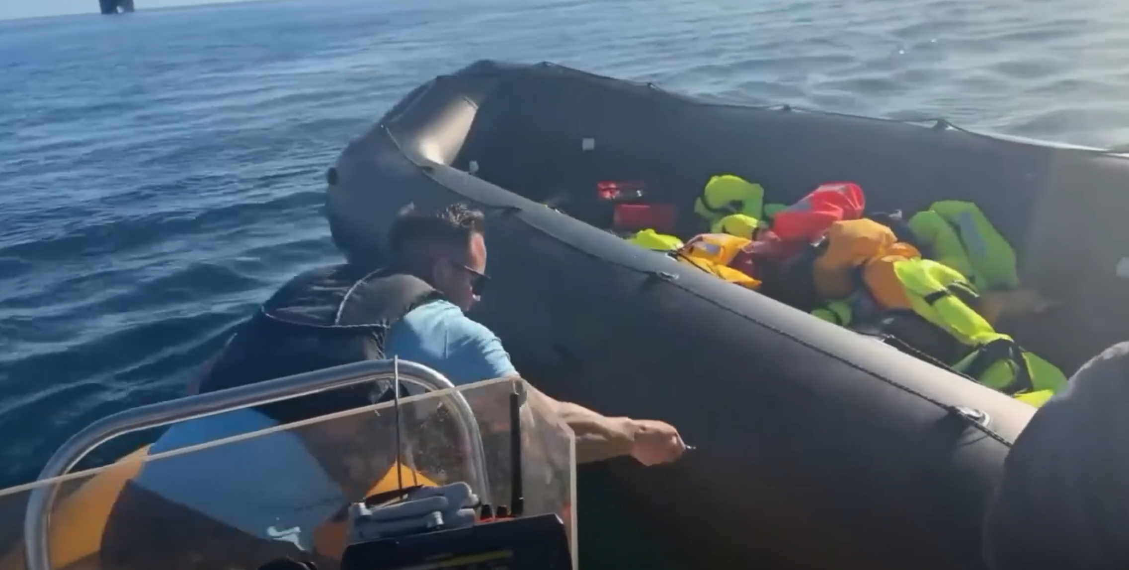 squarcia il gommone per il salvataggio dei migranti in diretta su youtube arrestato l8217attivista di estrema destra danny tommo da Ilfattoquotidiano.it squarcia il gommone per il salvataggio dei migranti in diretta su youtube arrestato l8217attivista di estrema destra danny tommo