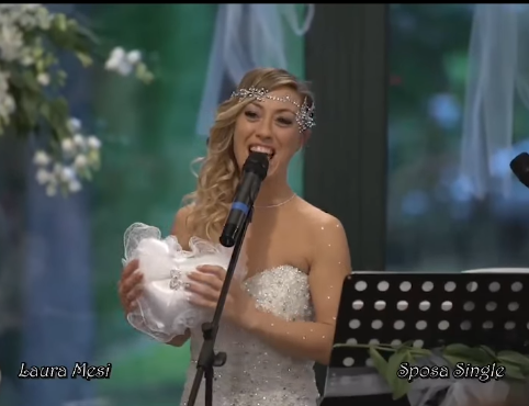 “Mi sono sposata da sola. Al mio matrimonio c’erano 70 invitati, non ho bisogno che qualcuno mi dica che sono bella, me lo dico da sola”: la storia di Laura Mesi