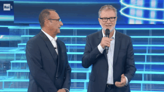 “Fabio so che sei bravo con le imitazioni, mi fai Bruno Vespa?”, “vuoi che cada dalle scale?”. Il ritorno di Fazio in Rai a Tale e Quale Show tra ironia e standing ovation