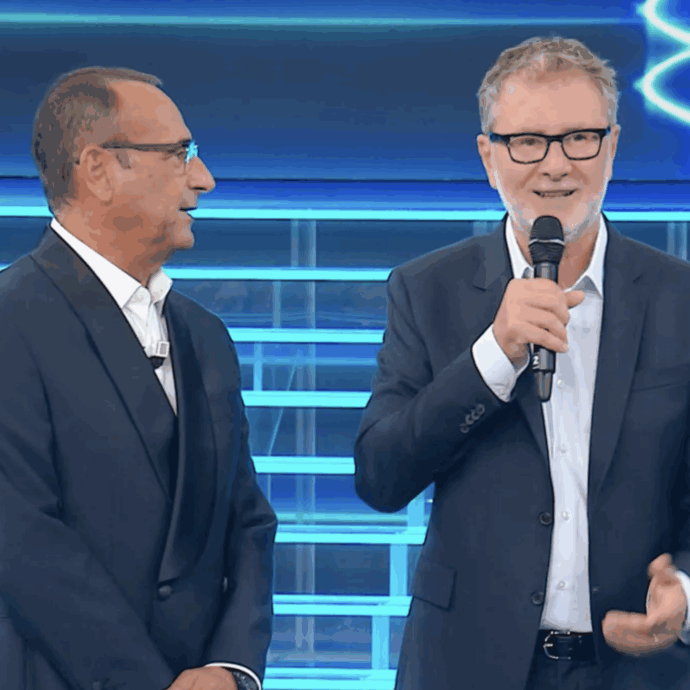 “Fabio so che sei bravo con le imitazioni, mi fai Bruno Vespa?”, “vuoi che cada dalle scale?”. Il ritorno di Fazio in Rai a Tale e Quale Show tra ironia e standing ovation