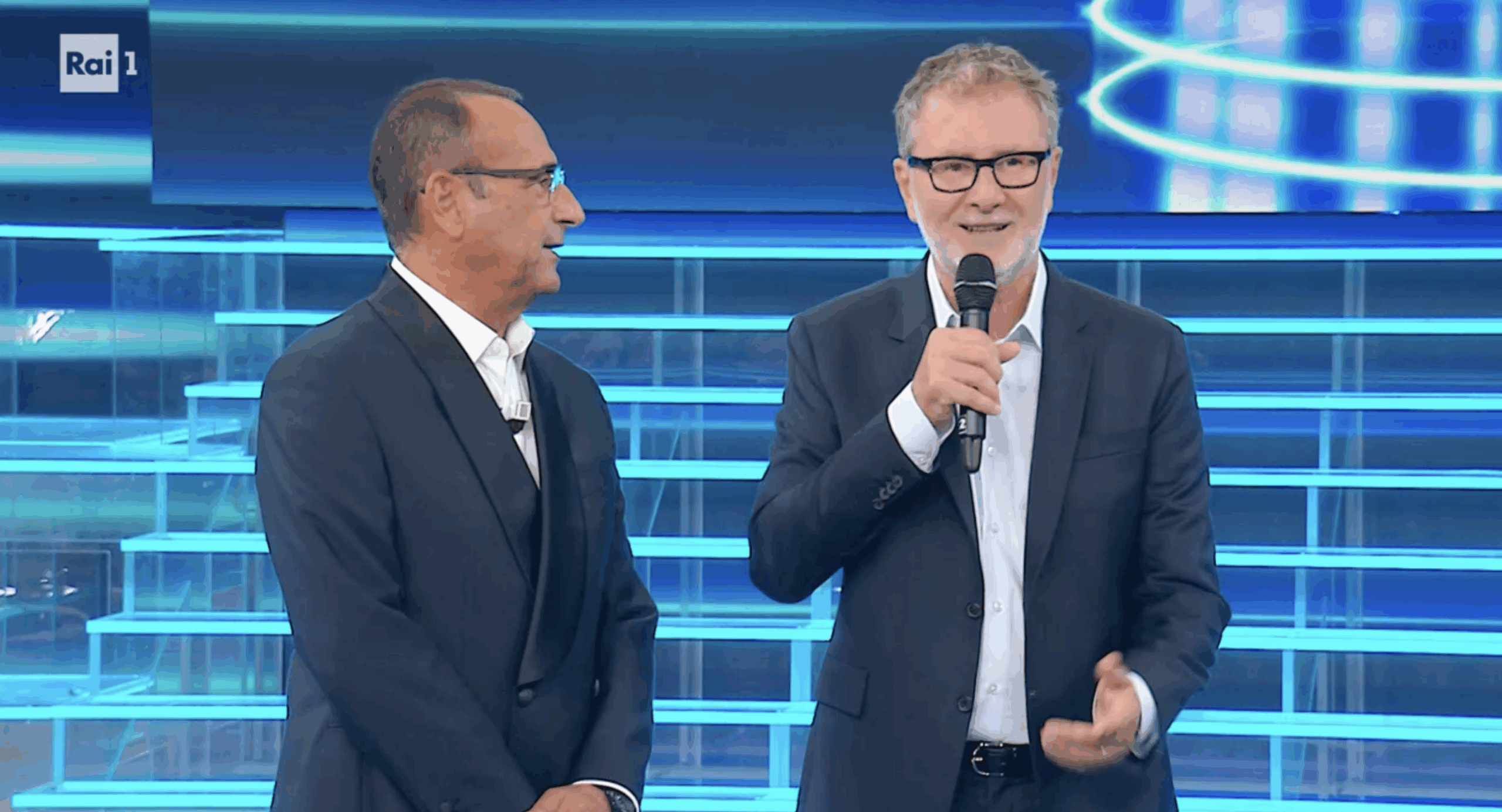 “Fabio so che sei bravo con le imitazioni, mi fai Bruno Vespa?”, “vuoi che cada dalle scale?”. Il ritorno di Fazio in Rai a Tale e Quale Show tra ironia e standing ovation
