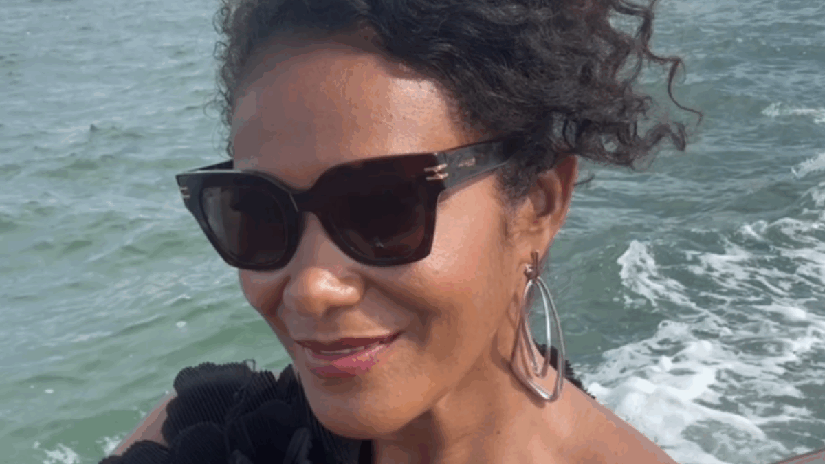 “Le mie rughe? Non faccio botox, do i besos. Trent’anni da Miss Italia sono passati in fretta. Mi stupisce che debba giustificarmi per il colore della mia pelle”: parla Denny Mendez