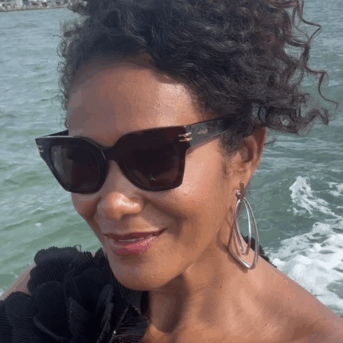 “Le mie rughe? Non faccio botox, do i besos. Trent’anni da Miss Italia sono passati in fretta. Mi stupisce che debba giustificarmi per il colore della mia pelle”: parla Denny Mendez