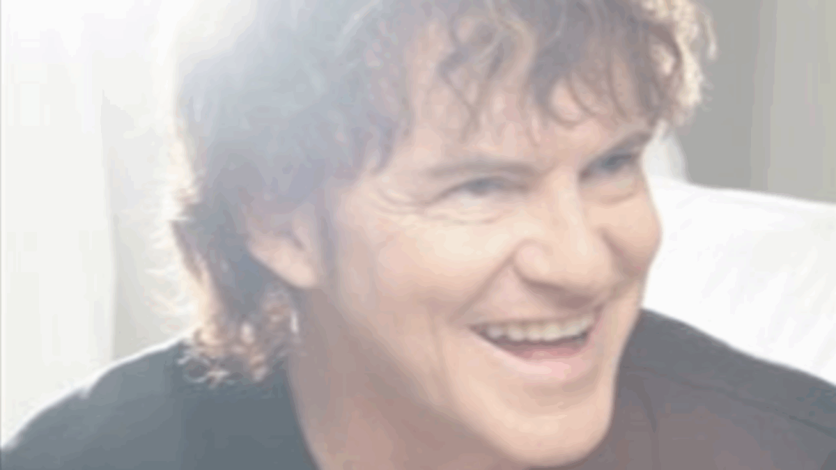 È morto Peter Byrne, voce dei Naked Eyes e cofondatore della band con Rob Fisher: aveva 74 anni. Fu lui a cantare i cori in “Part-Time Lover” di Stevie Wonder