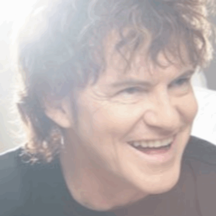 È morto Peter Byrne, voce dei Naked Eyes e cofondatore della band con Rob Fisher: aveva 74 anni. Fu lui a cantare i cori in “Part-Time Lover” di Stevie Wonder