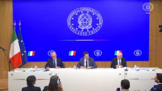 Copertina di Tetto di alunni stranieri nelle scuole, la conferenza stampa a Palazzo Chigi dopo il Cdm: la diretta con Salvini e Valditara