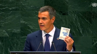 Copertina di Sanchez mostra la carta dell’Onu e difende il multilateralismo: “Vogliono distruggerlo ma è il miglior strumento dell’umanità”