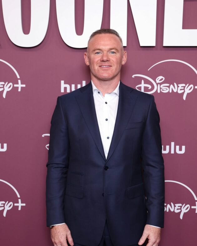 Wayne Rooney irriconoscibile: sorprende tutti sul red carpet della serie Disney. “Quest’estate ho pensato, facciamolo”: il risultato dopo l’operazione | Foto