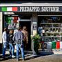 Copertina di La scritta “Predappio Tricolore” sulle maglie dei bambini, lo sponsor è il negozio di gadget fascisti: un padre ritira il figlio dalla squadra di calcio