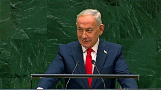 Copertina di Netanyahu parla all’assemblea Onu, l’aula si svuota. Lui: “Codardi. Combattiamo anche per loro”. E alza un cercapersone in aula