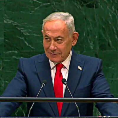 Copertina di Netanyahu parla all’assemblea Onu, l’aula si svuota. Lui: “Codardi. Combattiamo anche per loro”. E alza un cercapersone in aula