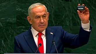Copertina di Assemblea Onu, Netanyahu mostra un cercapersone: “Ve li ricordate? Hezbollah se li ricorda eccome”